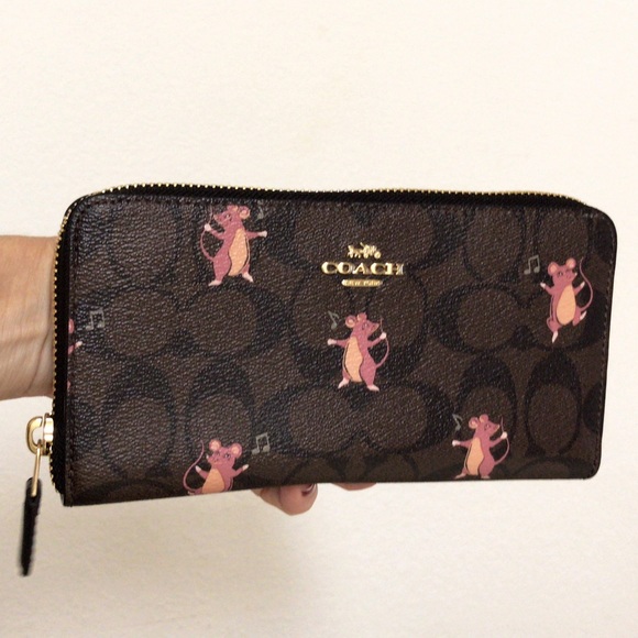 Coach Handbags - 💃Coach Accordion Zip Wallet In Signature Canvas